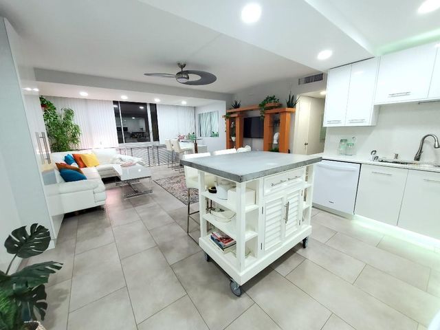 31 ISLAND WAY 303, Clearwater Beach, FL 33767