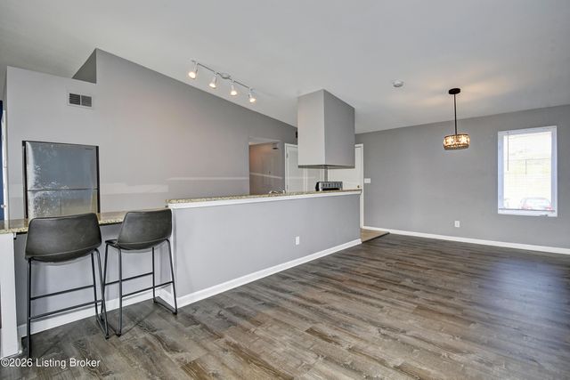 2745 Grinstead Dr APT 208, Louisville, KY 40206