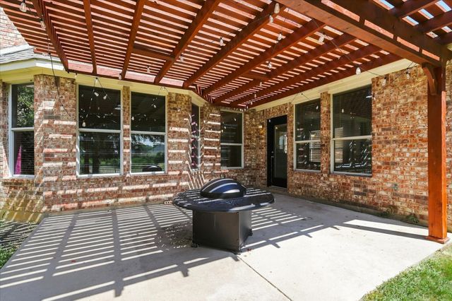 1581 Meadows Avenue, Lantana, TX 76226