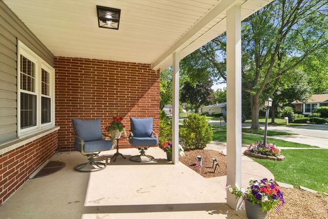 1319 N Columbine Drive, Mount Prospect, IL 60056