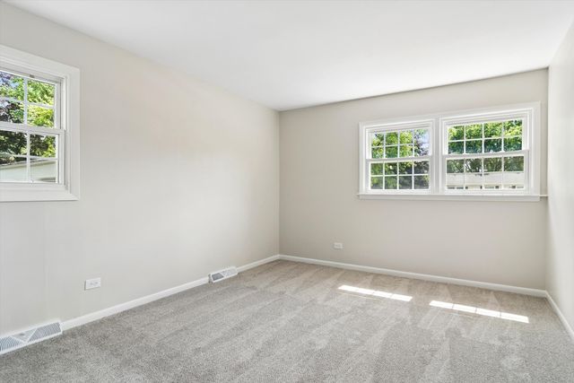 1319 N Columbine Drive, Mount Prospect, IL 60056