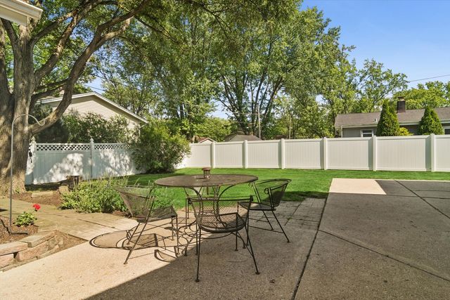1319 N Columbine Drive, Mount Prospect, IL 60056