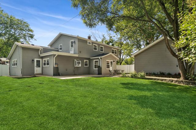 1319 N Columbine Drive, Mount Prospect, IL 60056