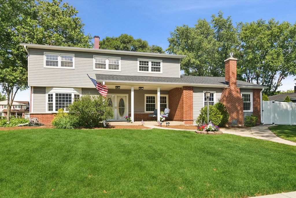 1319 N Columbine Drive, Mount Prospect, IL 60056