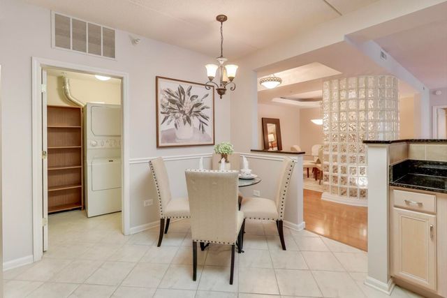 425 Village Green Road 213, Lincolnshire, IL 60069