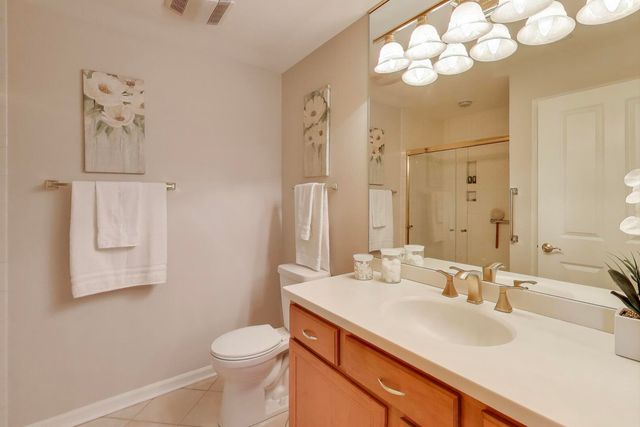 425 Village Green Road 213, Lincolnshire, IL 60069