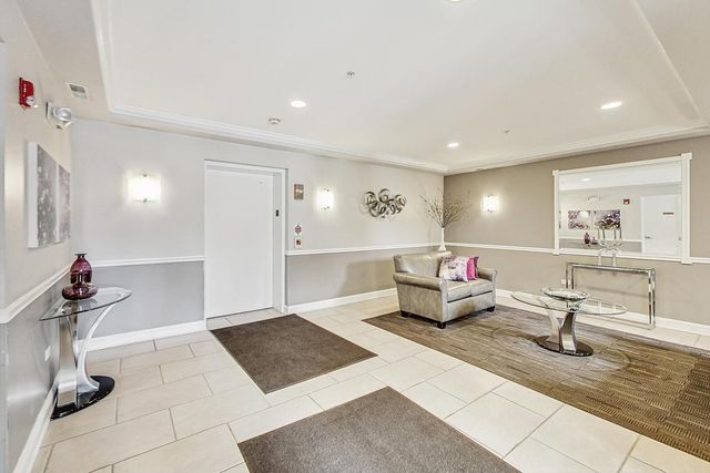 425 Village Green Road 213, Lincolnshire, IL 60069