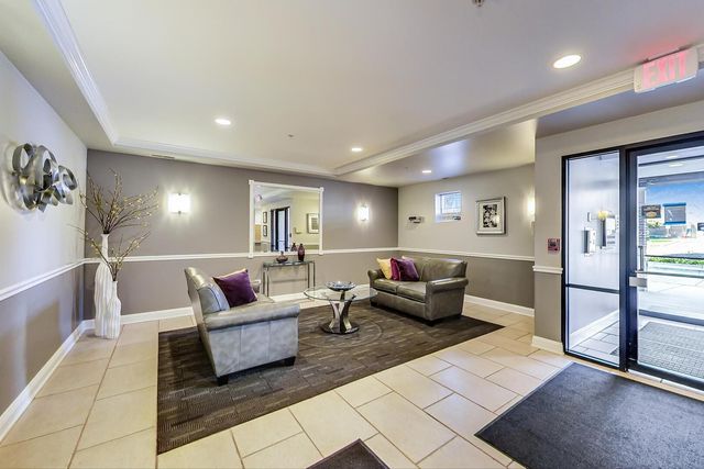 425 Village Green Road 213, Lincolnshire, IL 60069