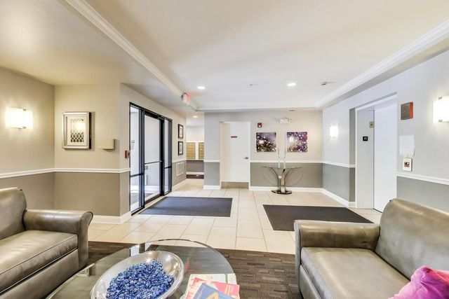 425 Village Green Road 213, Lincolnshire, IL 60069