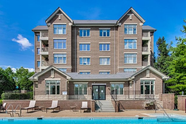 425 Village Green Road 213, Lincolnshire, IL 60069