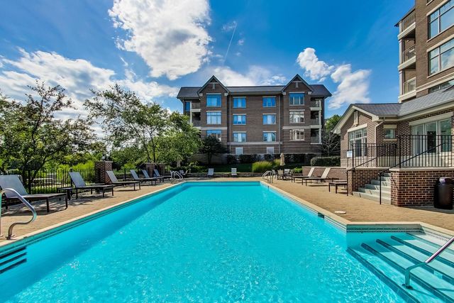 425 Village Green Road 213, Lincolnshire, IL 60069