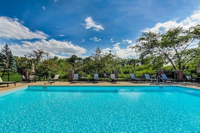 425 Village Green Road 213, Lincolnshire, IL 60069