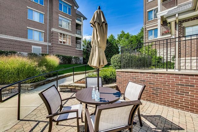 425 Village Green Road 213, Lincolnshire, IL 60069