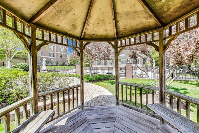 425 Village Green Road 213, Lincolnshire, IL 60069