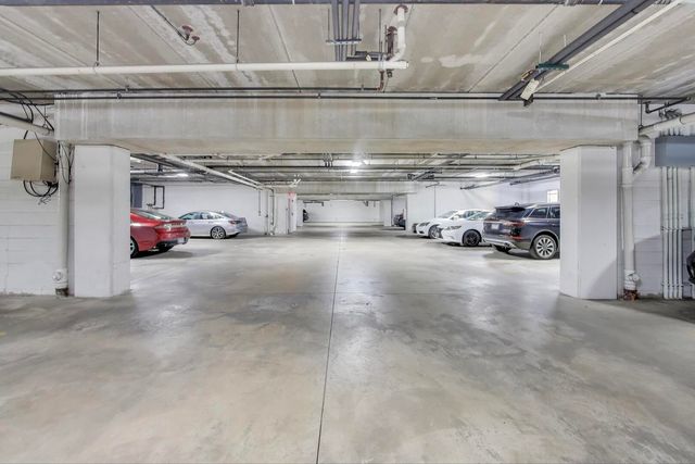 425 Village Green Road 213, Lincolnshire, IL 60069