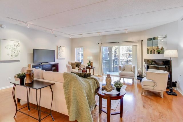 425 Village Green Road 213, Lincolnshire, IL 60069