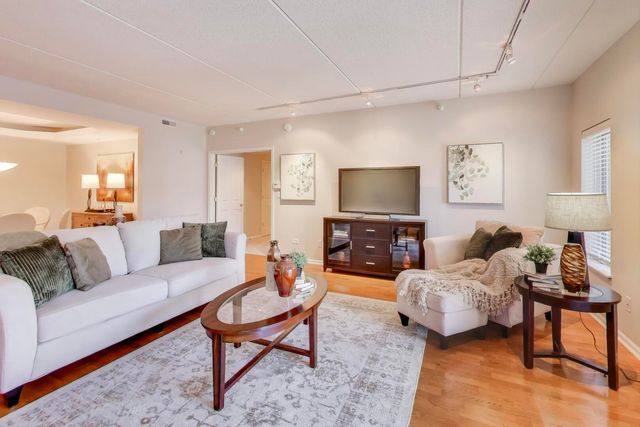 425 Village Green Road 213, Lincolnshire, IL 60069