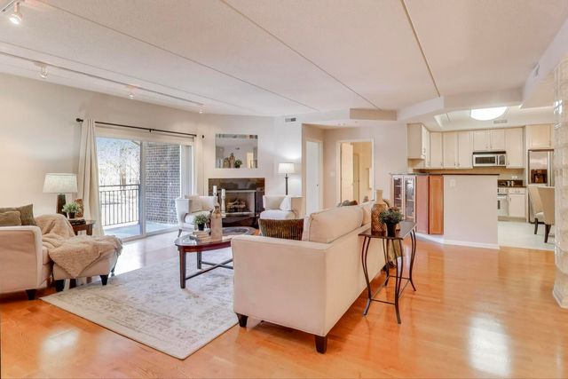 425 Village Green Road 213, Lincolnshire, IL 60069