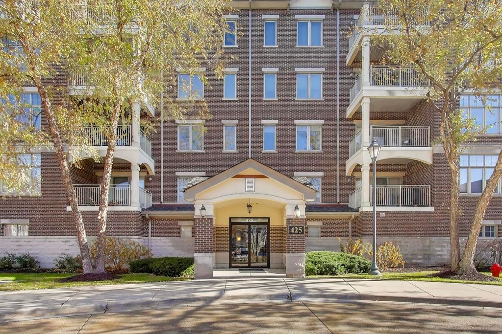 425 Village Green Road 213, Lincolnshire, IL 60069