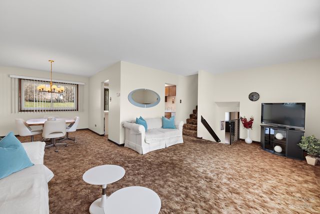 404 Lucille Avenue, Fox River Grove, IL 60021