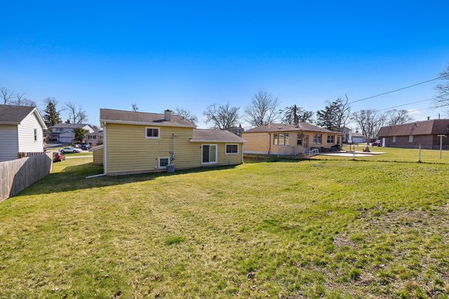 404 Lucille Avenue, Fox River Grove, IL 60021