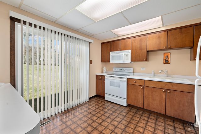 404 Lucille Avenue, Fox River Grove, IL 60021