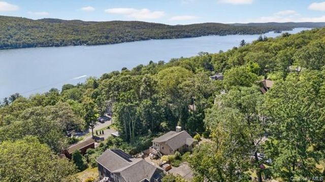 6 Deer Trail N, Greenwood Lake, NY 10925