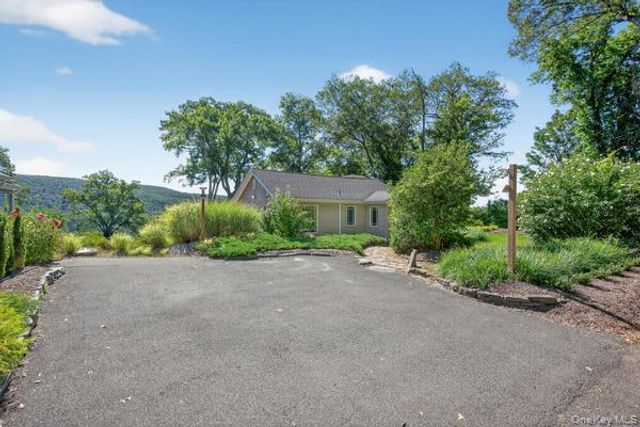 6 Deer Trail N, Greenwood Lake, NY 10925