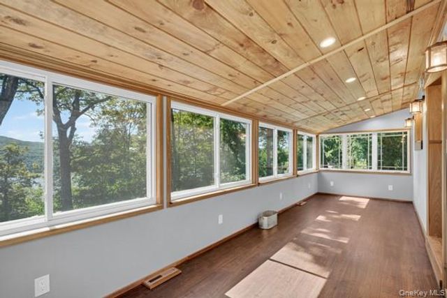 6 Deer Trail N, Greenwood Lake, NY 10925