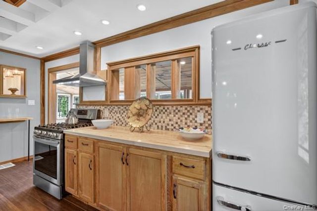 6 Deer Trail N, Greenwood Lake, NY 10925