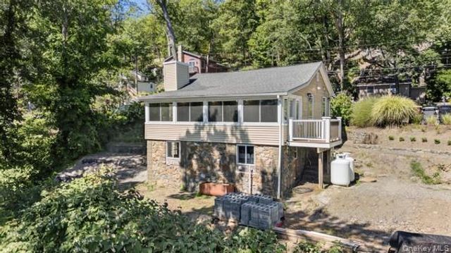 6 Deer Trail N, Greenwood Lake, NY 10925