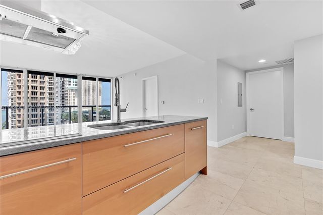 465 Brickell Ave 917, Miami, FL 33131