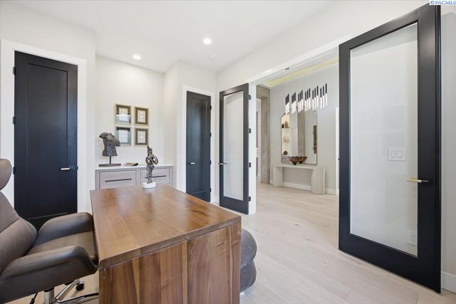 129 Riviera, Pasco, WA 99301