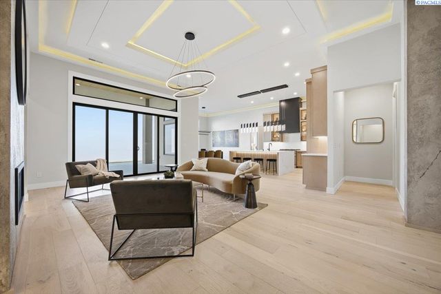 129 Riviera, Pasco, WA 99301