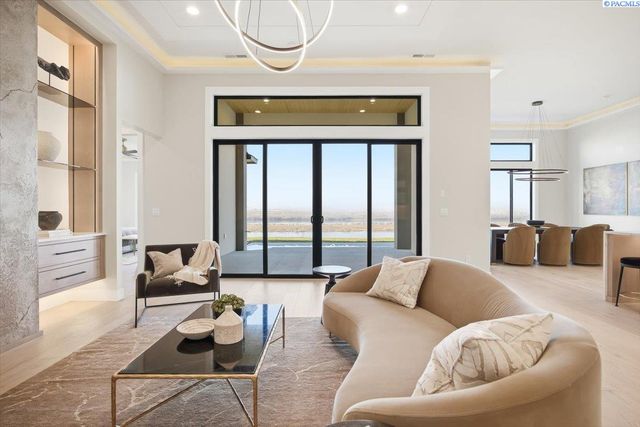 129 Riviera, Pasco, WA 99301