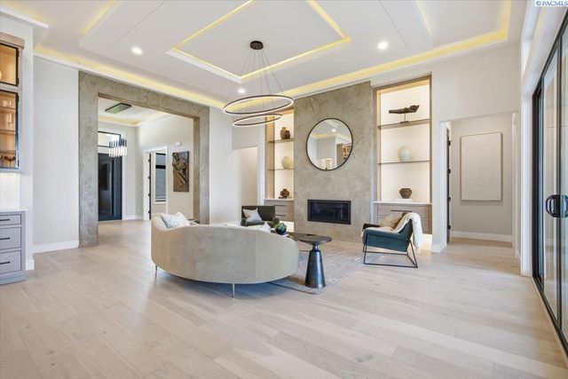 129 Riviera, Pasco, WA 99301