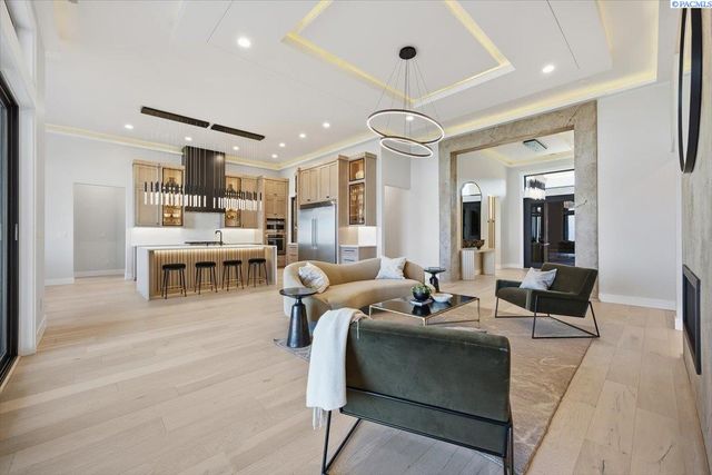 129 Riviera, Pasco, WA 99301