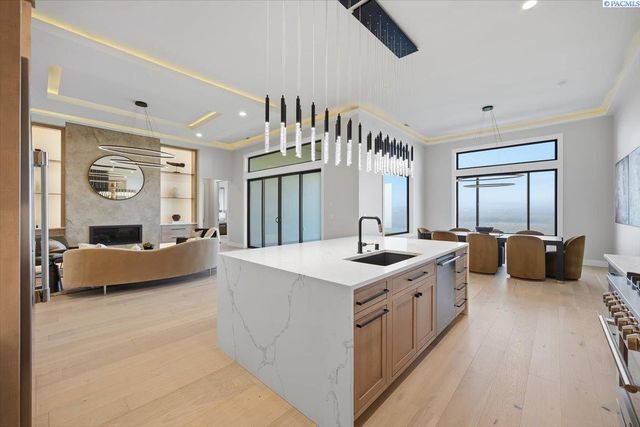 129 Riviera, Pasco, WA 99301