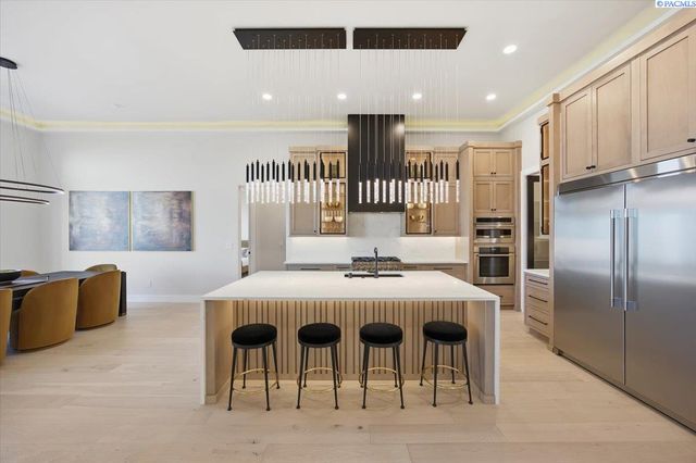 129 Riviera, Pasco, WA 99301