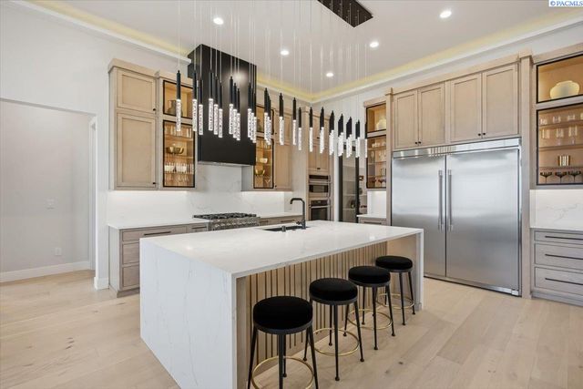 129 Riviera, Pasco, WA 99301