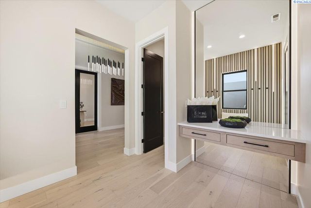 129 Riviera, Pasco, WA 99301