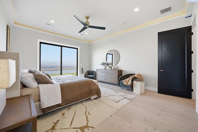 129 Riviera, Pasco, WA 99301