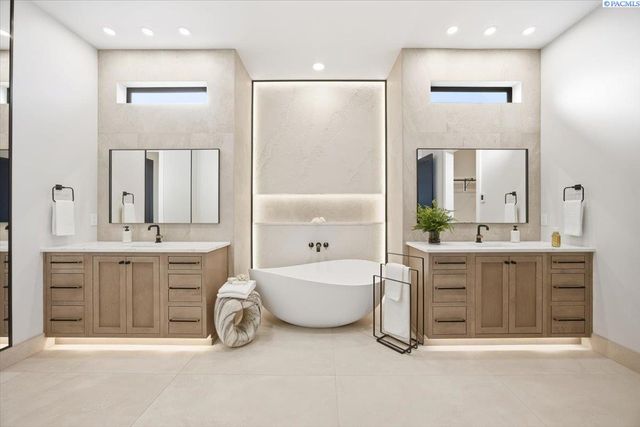 129 Riviera, Pasco, WA 99301