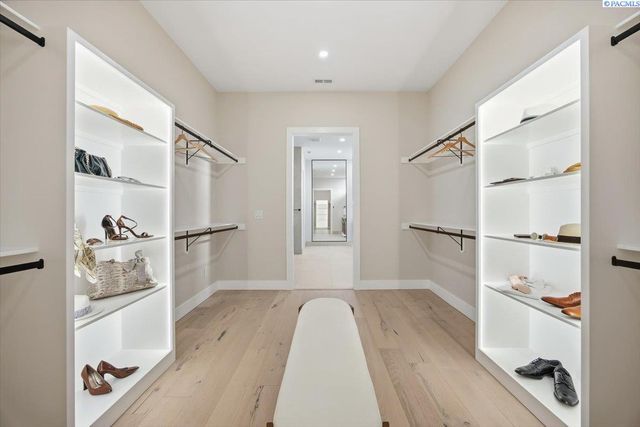 129 Riviera, Pasco, WA 99301