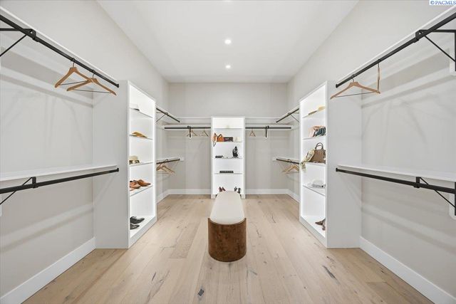 129 Riviera, Pasco, WA 99301