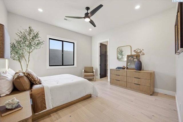 129 Riviera, Pasco, WA 99301