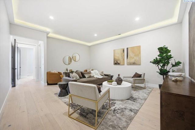 129 Riviera, Pasco, WA 99301