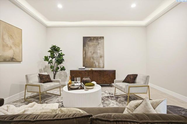 129 Riviera, Pasco, WA 99301