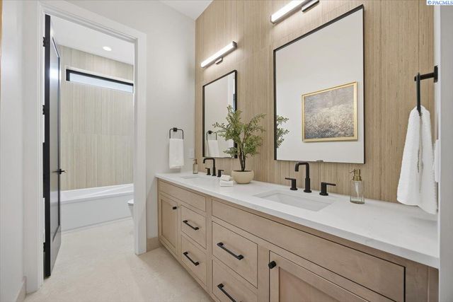 129 Riviera, Pasco, WA 99301