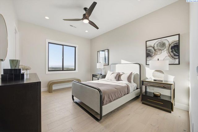 129 Riviera, Pasco, WA 99301